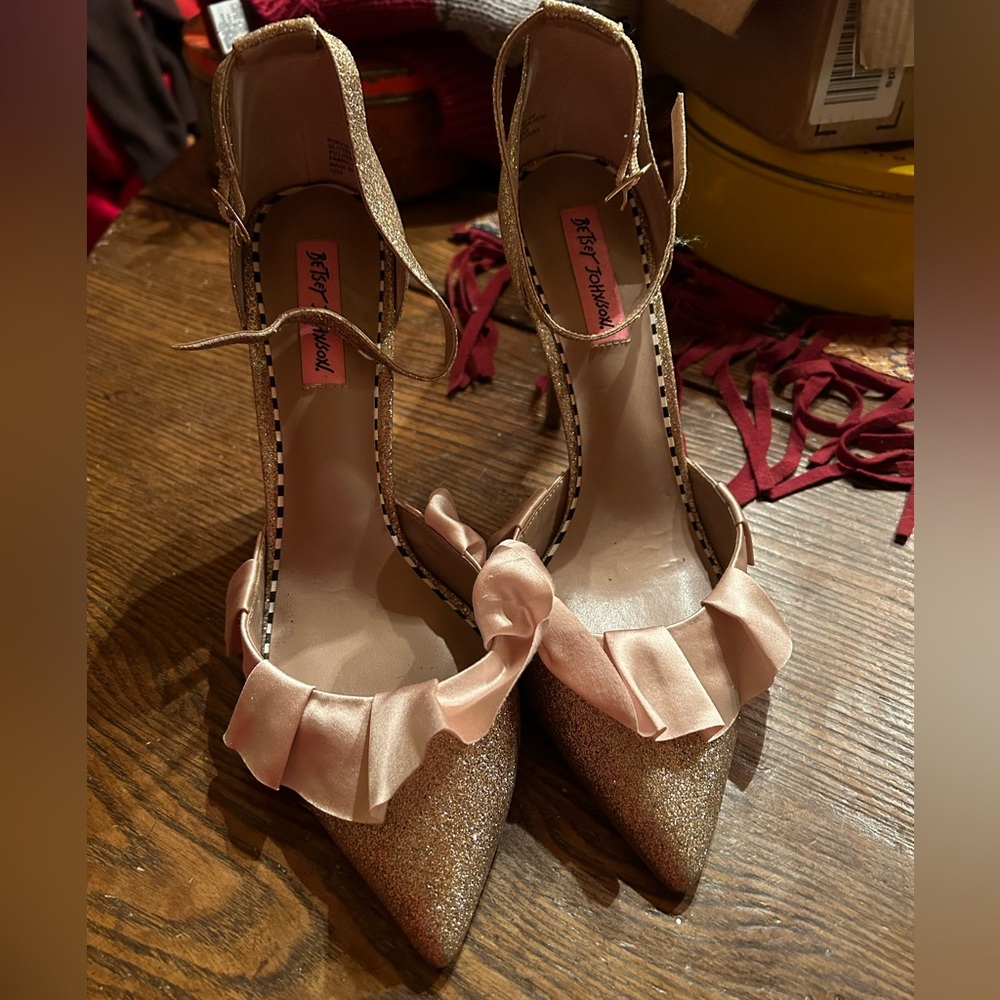 Betsey Johnson Glitter & Ruffles Pumps ~ Size 10